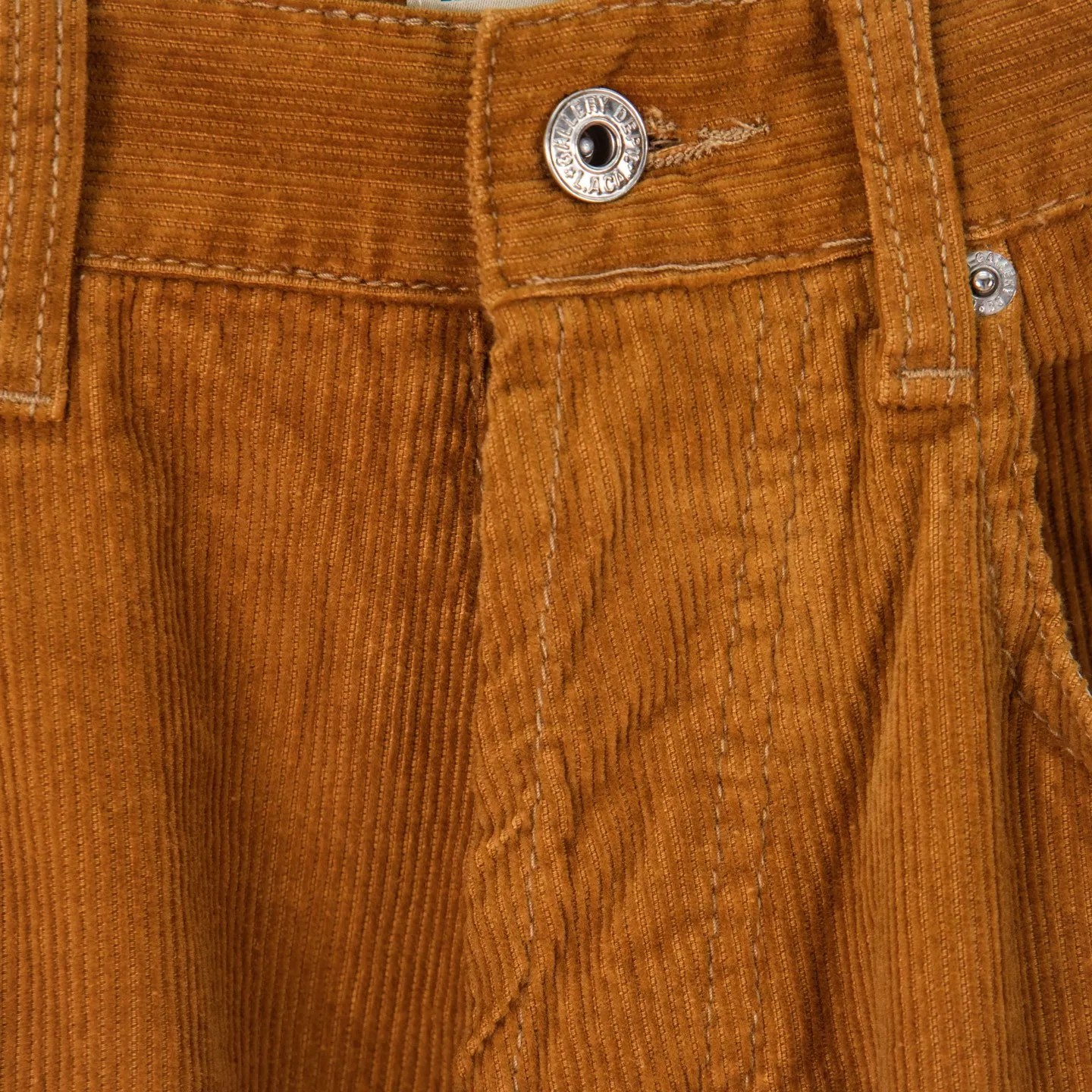 P240 Chrome Hearts Gallery 2025 corduroy spliced ​​multi-pocket couple bootcut jeans are a hot trend this season and are sought after by countless celebrities and fashionistas. The neat details of the cutting process add color to the playful fashion! The neat and meticulous design, and the well-fitting structure is unique. The upper body not only has outstanding recognition, but also looks younger and younger. A style with the ultimate wearing meaning and performance, gorgeous color matching, and the craftsmanship of this style is also extremely extraordinary. After the finished product is washed, it is disassembled and hand-made with sheepskin cross leather and then spliced ​​together to complete. The whole piece has too many craftsmanship to describe. It is decorated with patchwork cross flowers and high-waisted washed jeans! ! Absolutely high-end luxury product, a god-level single product, a super popular product, made by top heavy industry, a magic weapon that cannot be missed to hit the streets. Style number: 1847 Size: 28 30 32 34 36 Color: yellow